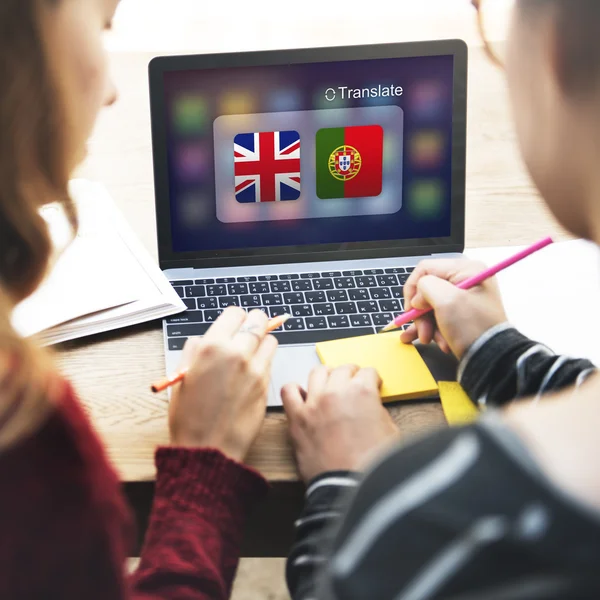 Meninas trabalhando com laptop — Fotografia de Stock