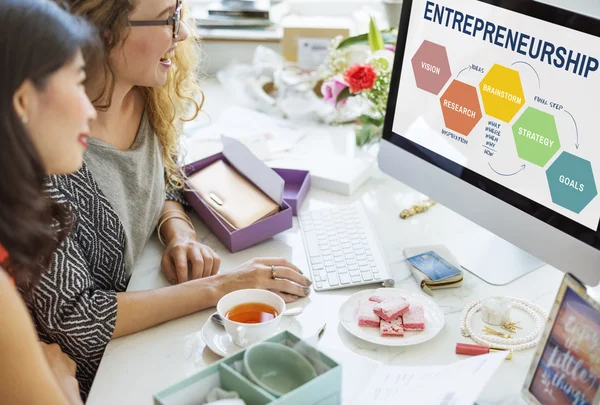 Jonge vrouwen praten en lachen — Stockfoto