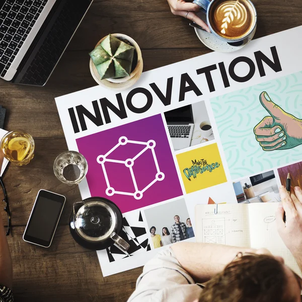 Mesa con póster con Innovación — Foto de Stock