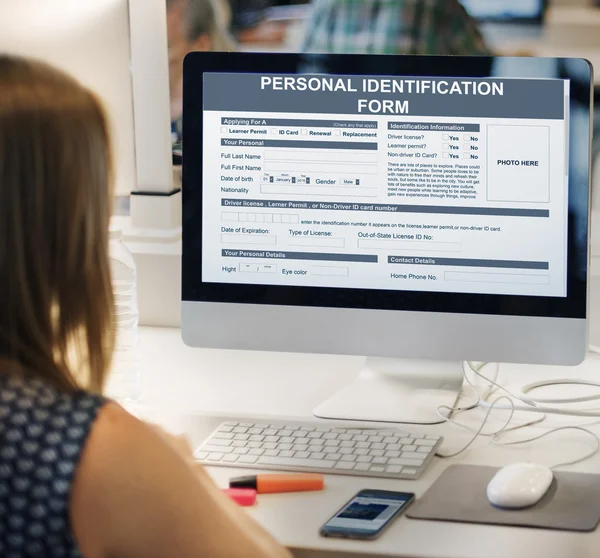 Vrouw met behulp van computer aan werkplek tafel — Stockfoto