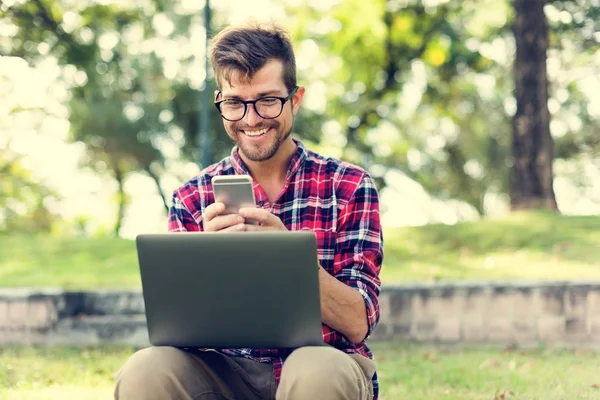 Navegação de homem com laptop — Fotografia de Stock