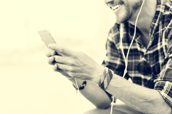 Homem jovem em fone de ouvido — Fotografia de Stock