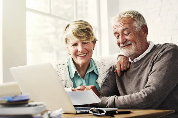 Senioren-Paar benutzt Laptop — Stockfoto