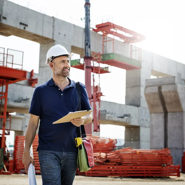 Obrero de la construcción con arquitectura Plan —  Fotos de Stock