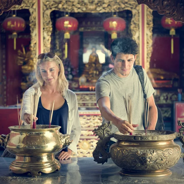 Par be i buddhistiska tempel — Stockfoto