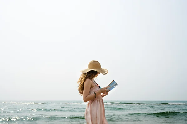 Красивая женщина читает книгу — стоковое фото