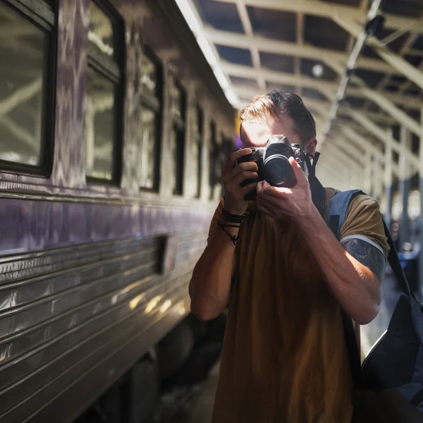 Férfi vasútállomáson kamerával — Stock Fotó