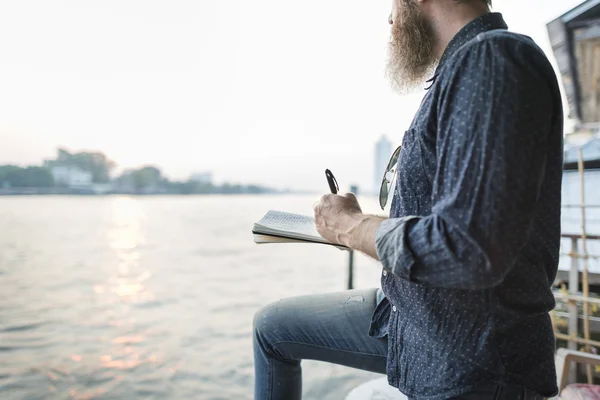 Hombre con barba escribiendo notas —  Fotos de Stock