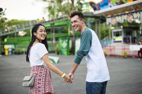 Mooie paar dating in attractiepark — Stockfoto