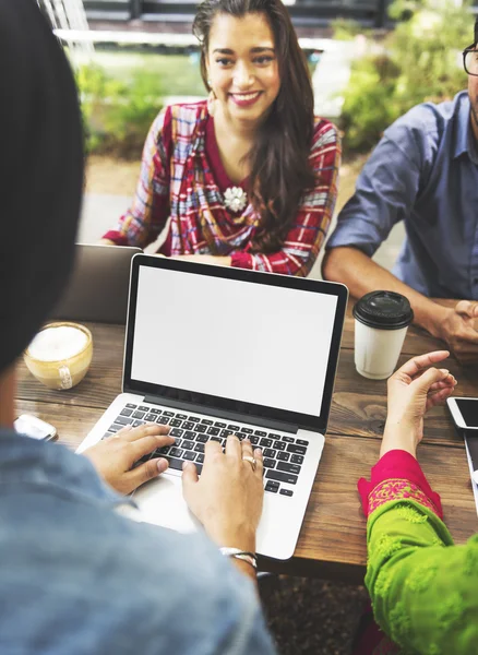 Indiano com laptops e café — Fotografia de Stock