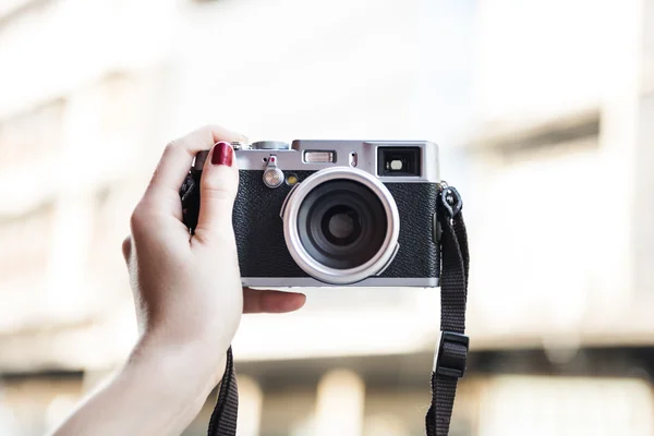 Frau hält Vintage-Kamera in der Hand — Stockfoto