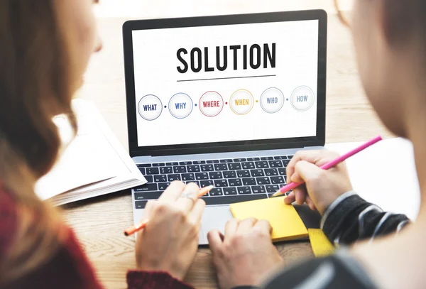 Ragazze che lavorano con il computer portatile — Foto Stock