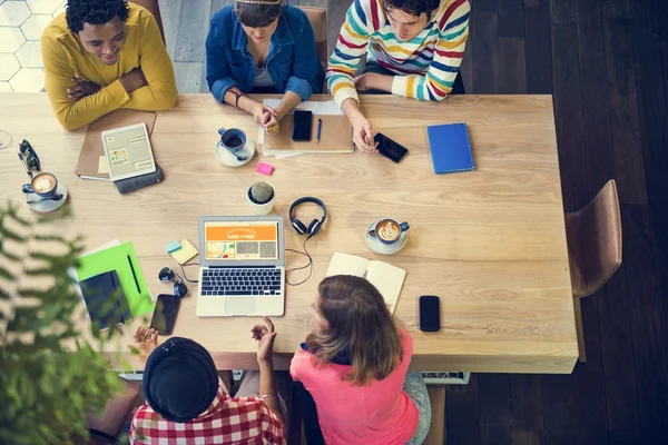 Estudantes aprendendo juntos — Fotografia de Stock