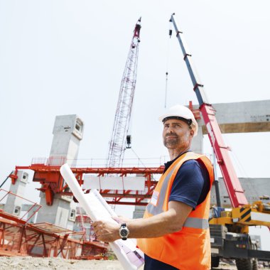 İnşaat işçisi ile mimari planı