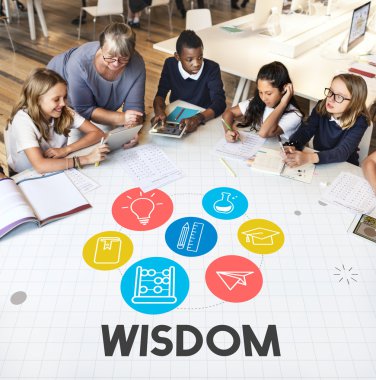 ders öğretmen ile olan çocuklar