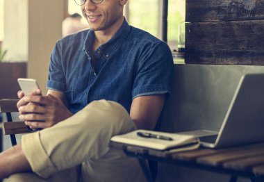 genç işadamı telefon kullanma