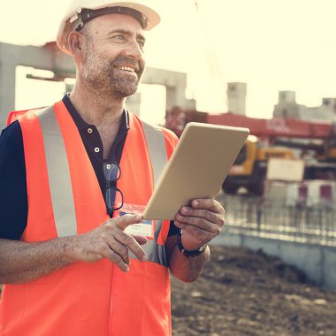 İnşaat işçisi ile mimari planı