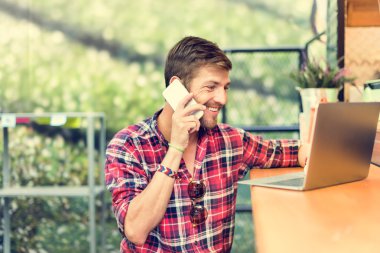 Akıllı telefon kullanan adam 