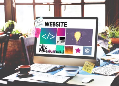 bilgisayar monitöründe Cafe ahşap masa