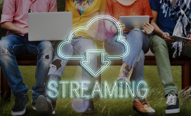 İnsanlar internet'te sörf 