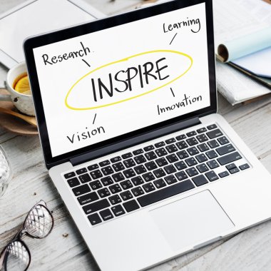 ekrandaki bilgileri ile dizüstü bilgisayar