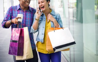 kadın ve süre alışveriş konuşan adam