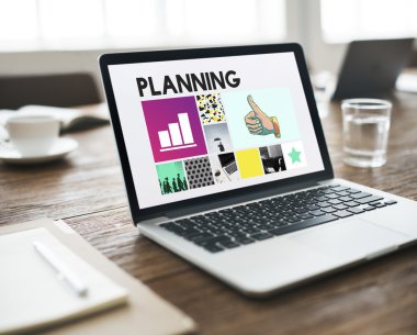 Tablo kavramı üstünde laptop  