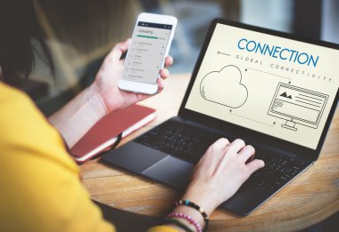 Dijital aygıt kullanan genç kadın