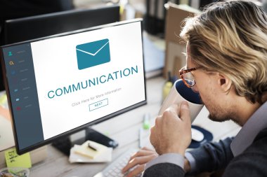 bilgisayarla çalışma iş adamı