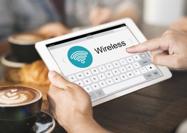 Adam kafede dijital tablet kullanma