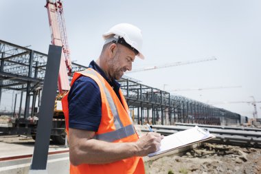 İnşaat işçisi ile mimari planı