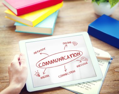 Dijital tablet elinde tutan kişi