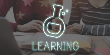 masada oturan ve okuyan kızlar