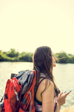 sırt çantası ile genç kız