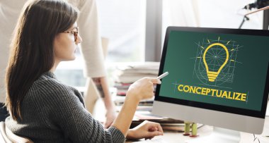 Conceptualize ile monitörde gösterilen kadın