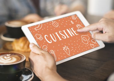 Adam kafede dijital tablet kullanma