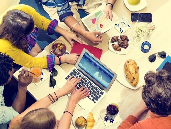 Studenters lärande tillsammans — Stockfoto