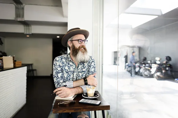 Hipster man in hat zitten in Cafe — Stockfoto
