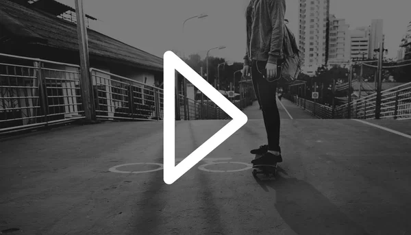 Vrouw rijden op skateboard in stad — Stockfoto