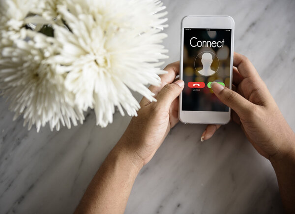 Женщина с помощью смартфона