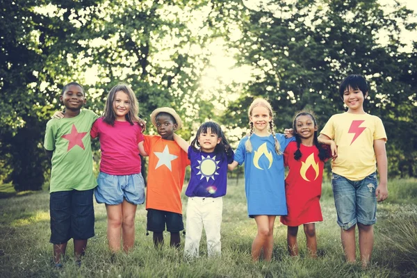Bambini multietnici all'aperto — Foto Stock
