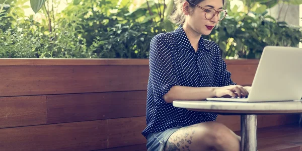 Femme utilisant un ordinateur portable — Photo