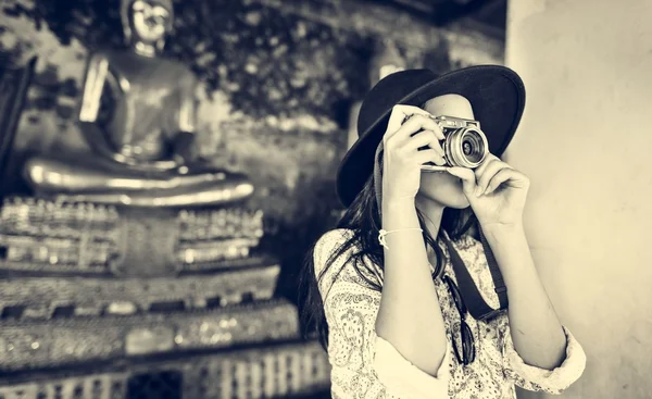 Aziatische meisje met camera — Stockfoto