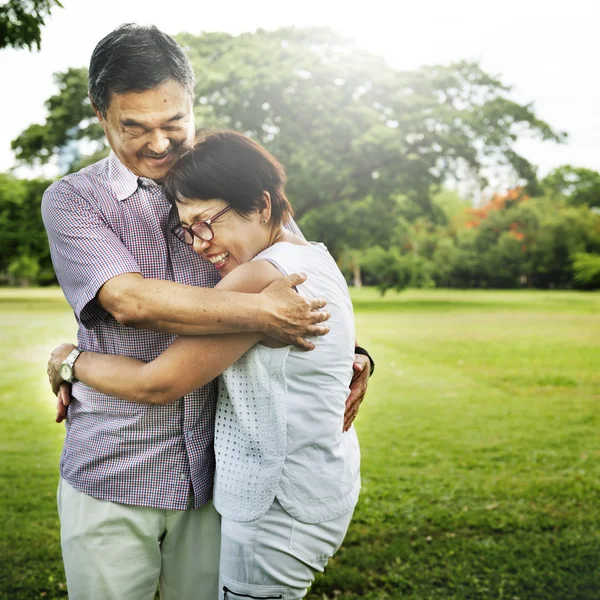 Seniorenpaar umarmt sich im Park — Stockfoto