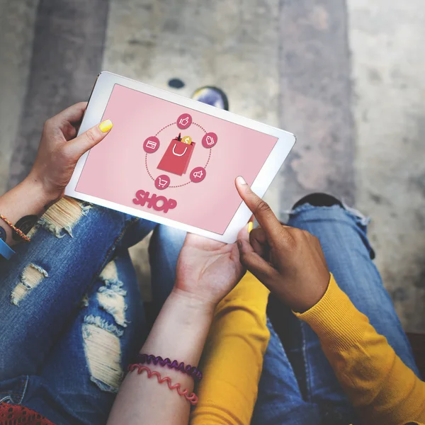 Étudiants naviguant sur tablette — Photo