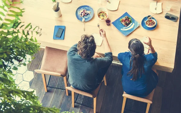 Students having lunch at cafe — Stock Photo, Image