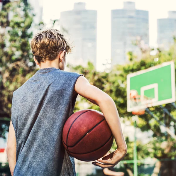 Menino segurando bola de basquete — Fotografia de Stock