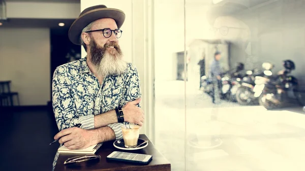 Bokovky muž v klobouku, posezení v kavárně — Stock fotografie