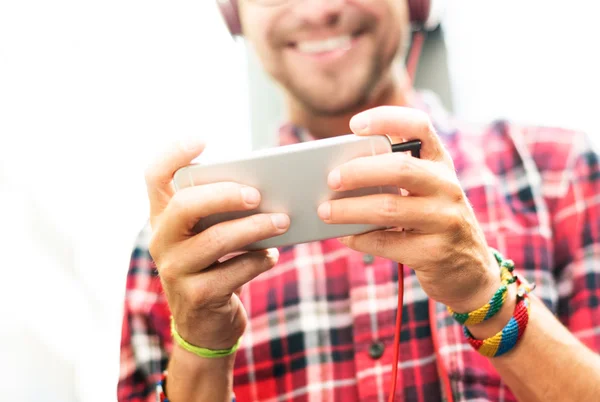 Homem jovem em fone de ouvido — Fotografia de Stock