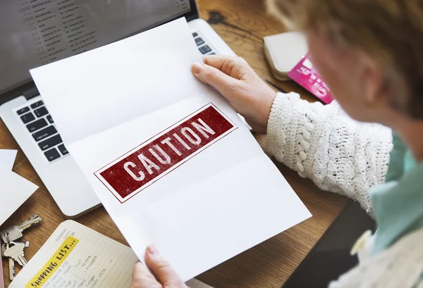 Mulher de negócios segurando papel — Fotografia de Stock